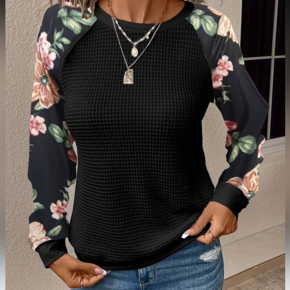 Delilah Wear Tops - New  long sleeve floral print sleeve top